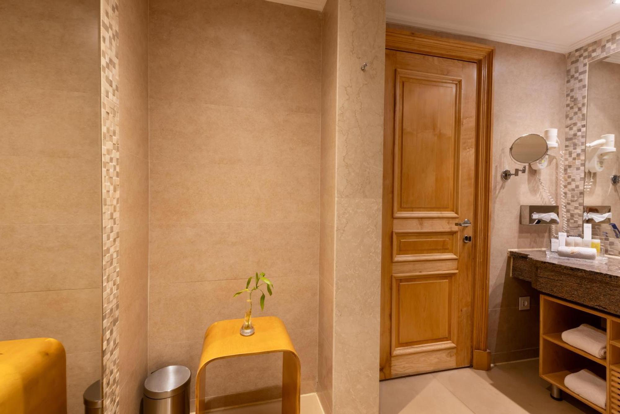 Standard King Room with Sea View