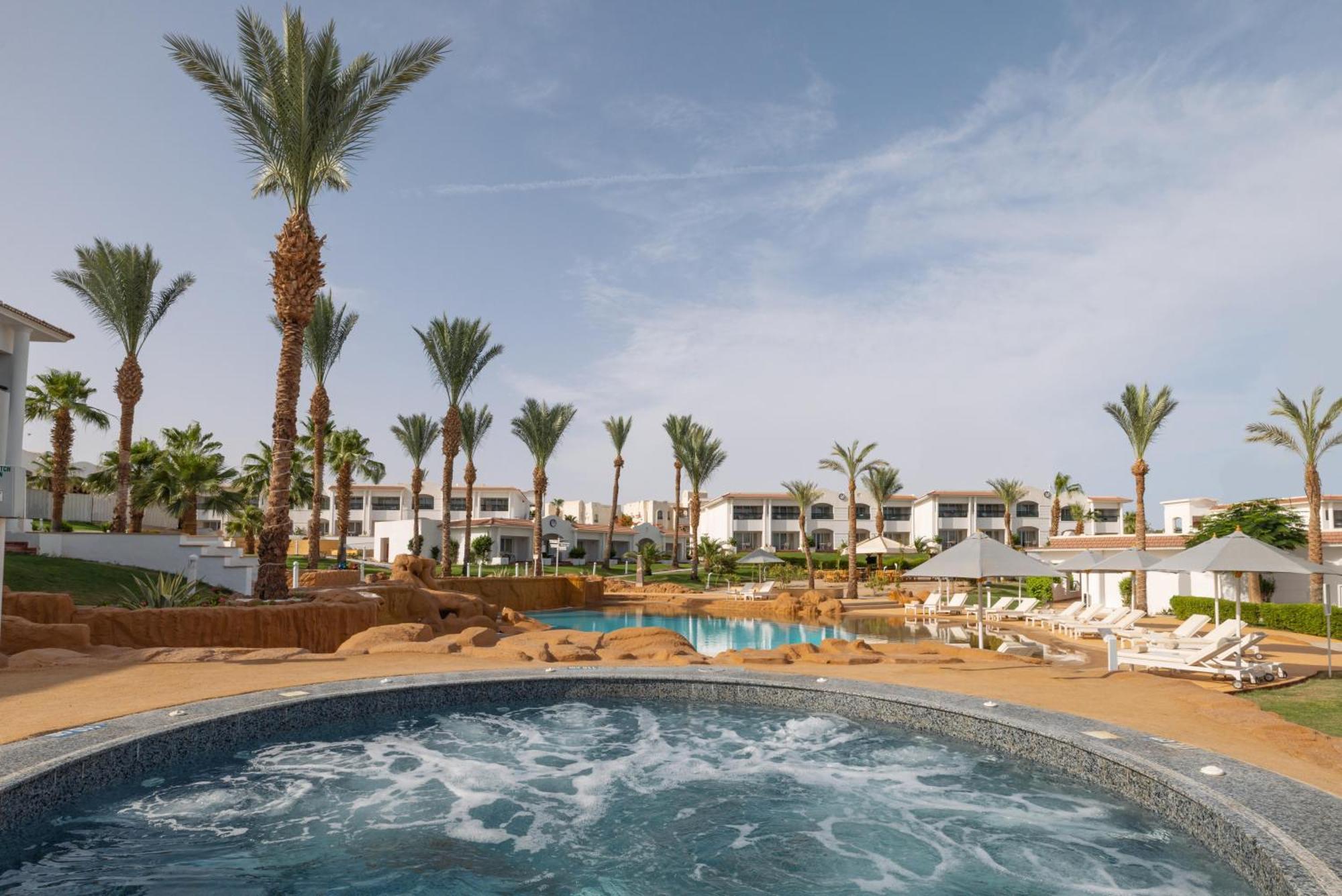 Superior Queen or Twin Room Pool View