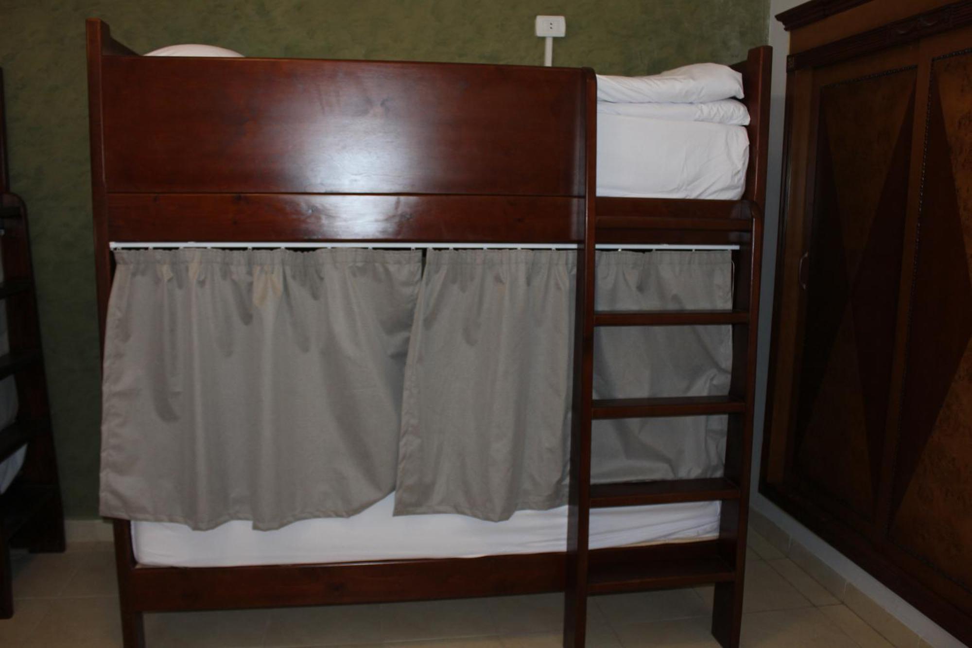 Bed in een Slaapzaal met 6 Bedden