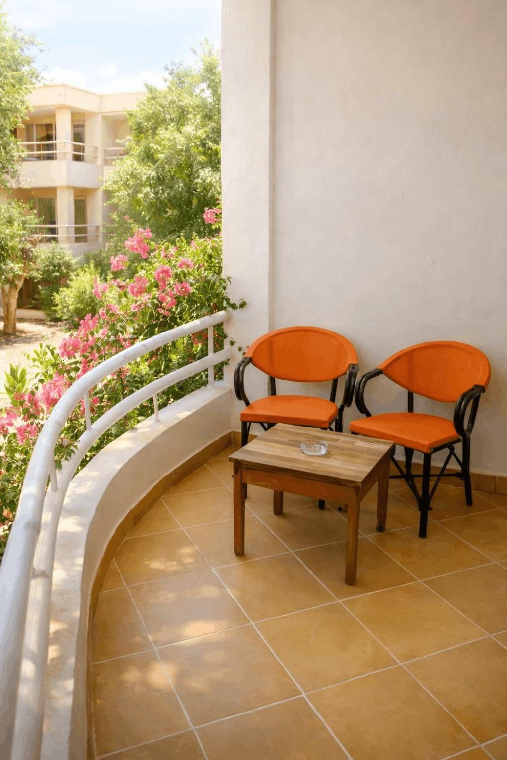 Chambre Double ou Lits Jumeaux - Vue sur Piscine