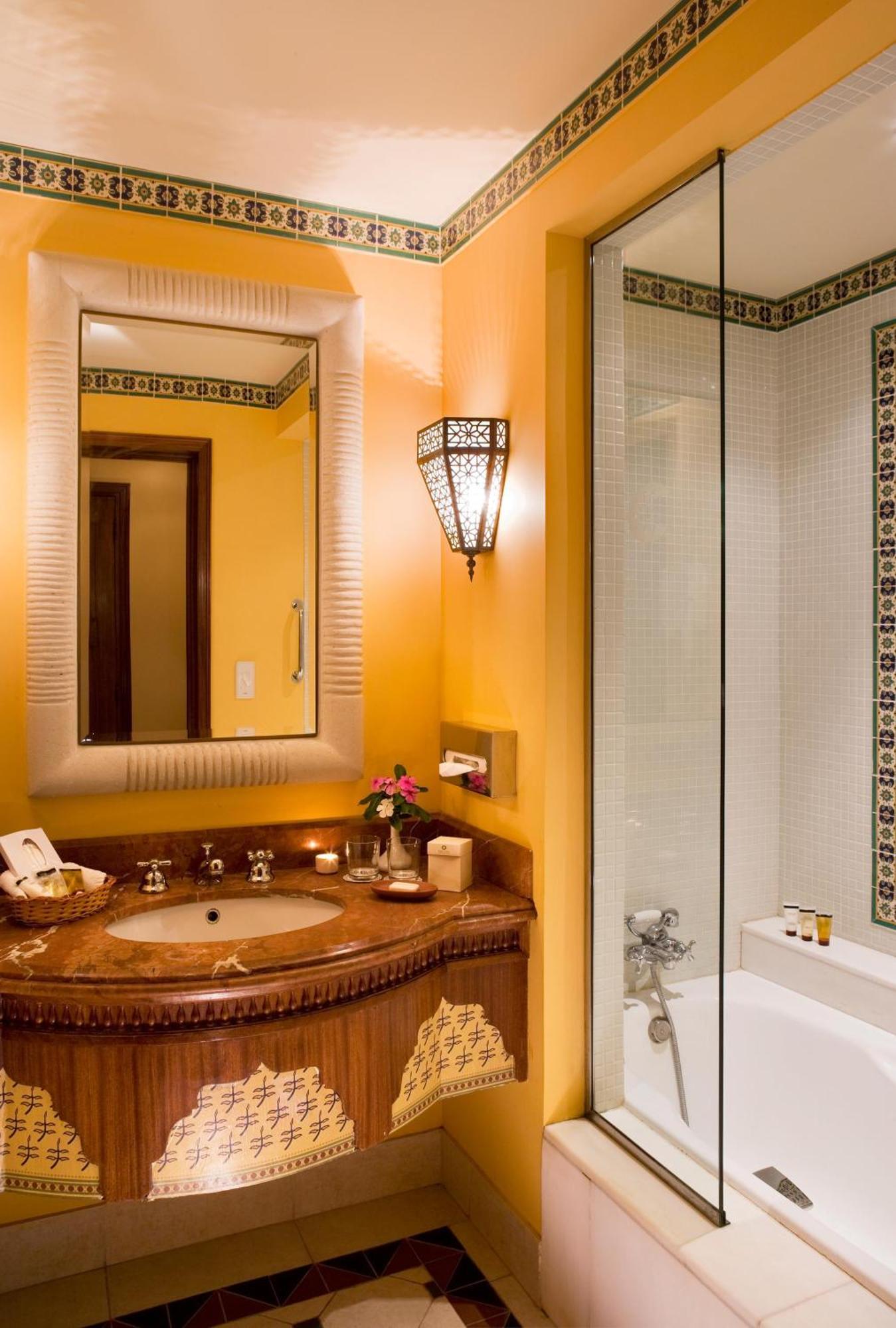 Chambre Lit King-Size - Vue sur Piscine