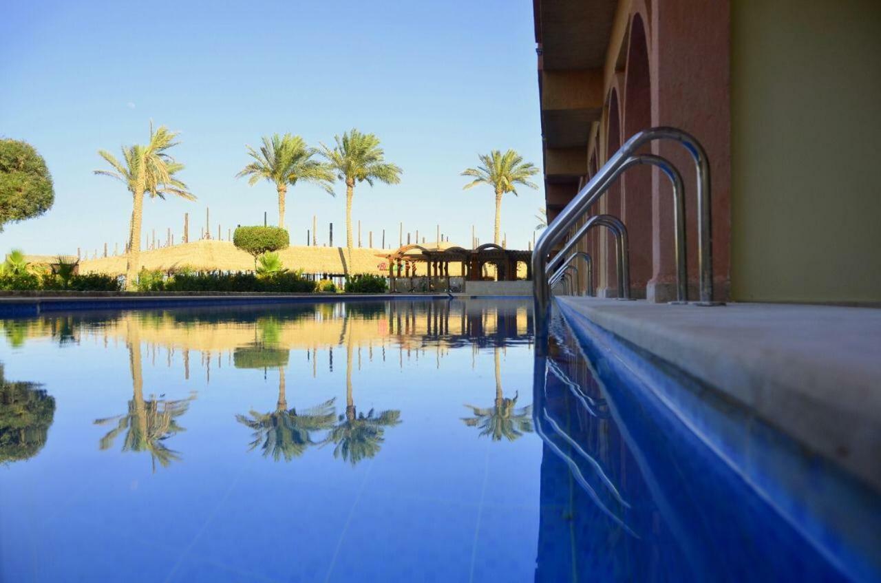 Chambre Triple Dorée avec Accès Direct à la Piscine - Hébergement Réservé aux Adultes