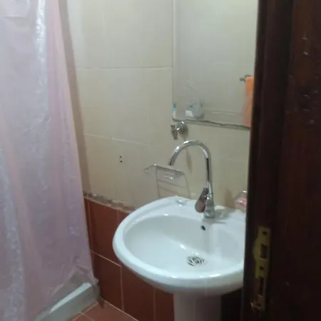 Lovely 1 Bedroom Vacation With Free Parking .-3