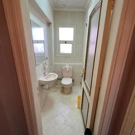 Glamorous And Newly Renovated Apartments-3